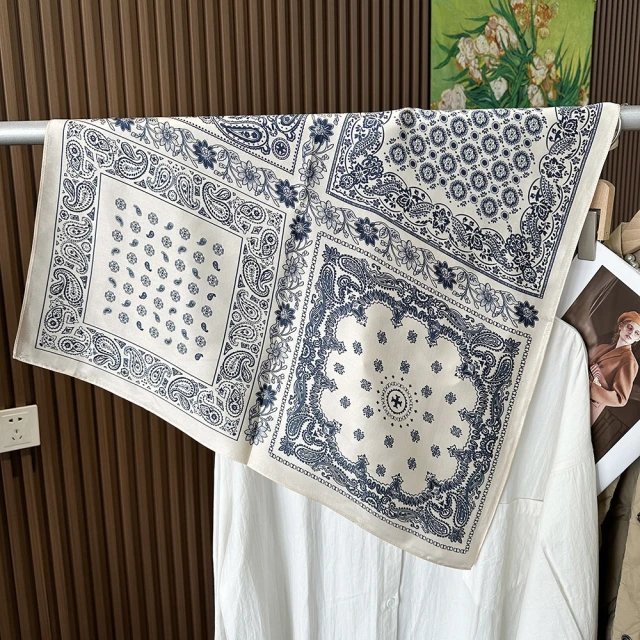 【Jun Jun】蠶絲方巾 絲巾 領巾 65x65cm(佩斯利  2色選) 歷史價格詳細信息
