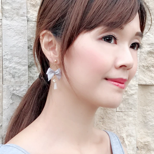 Quenby 秋冬聖誕款不對稱球球枴杖棒棒糖花圈長耳環/耳針 歷史價格詳細信息