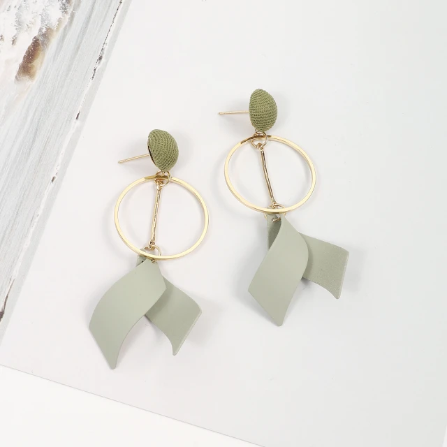 Quenby 貝殼珍珠點綴個性款不對稱耳環/耳針 歷史價格詳細信息