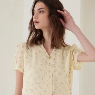 【ILEY 伊蕾】典雅立體貼花造型小立領鋪棉背心1214013236(白/粉) 歷史價格詳細信息