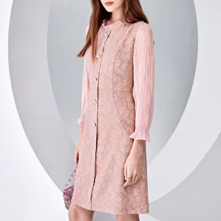 【ILEY 伊蕾】玫瑰花卉壓摺荷葉邊雪紡上衣(淺粉；M-2L；1243071408) 歷史價格詳細信息