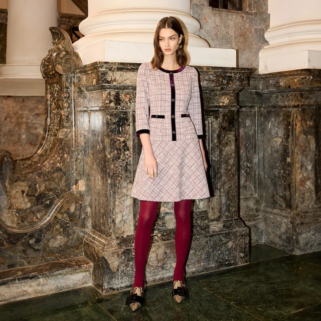 【ILEY 伊蕾】蝴蝶花圈刺繡造型棉質針織上衣(兩色；M-2L；1231455004) 歷史價格詳細信息