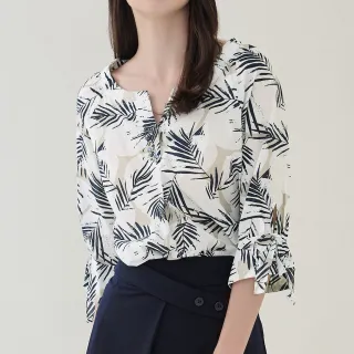【ILEY 伊蕾】葉片水彩燒花細壓摺領口雪紡上衣1213281405(深藍) 歷史價格詳細信息