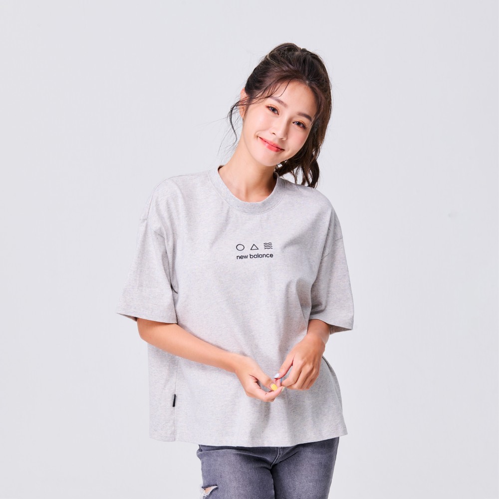 [New Balance]寬鬆圓領刺繡LOGO短袖上衣_女性_白色_AWT33510WT 歷史價格詳細信息