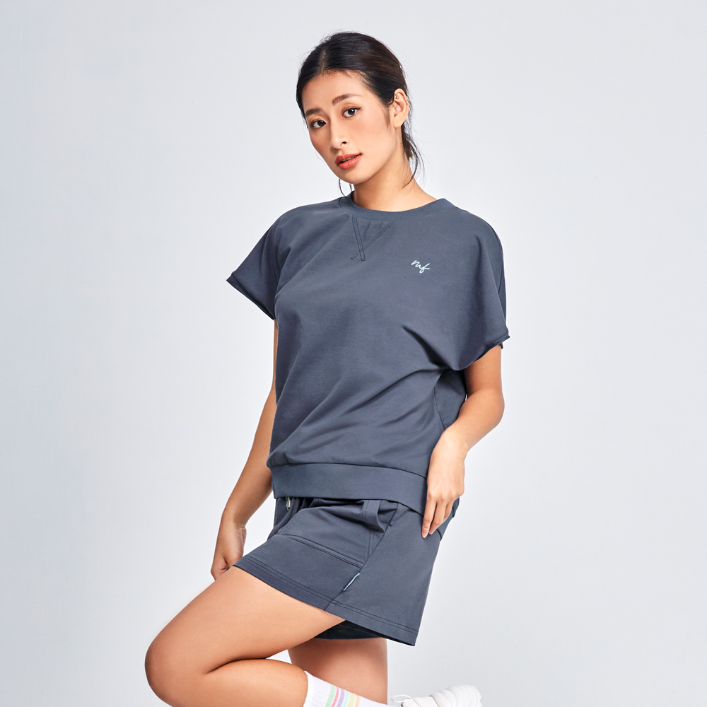Mollifix 瑪莉菲絲 刺繡撞色開衩圓領上衣_4色 (淺藍/淺紫/黑灰/奶茶) 歷史價格詳細信息