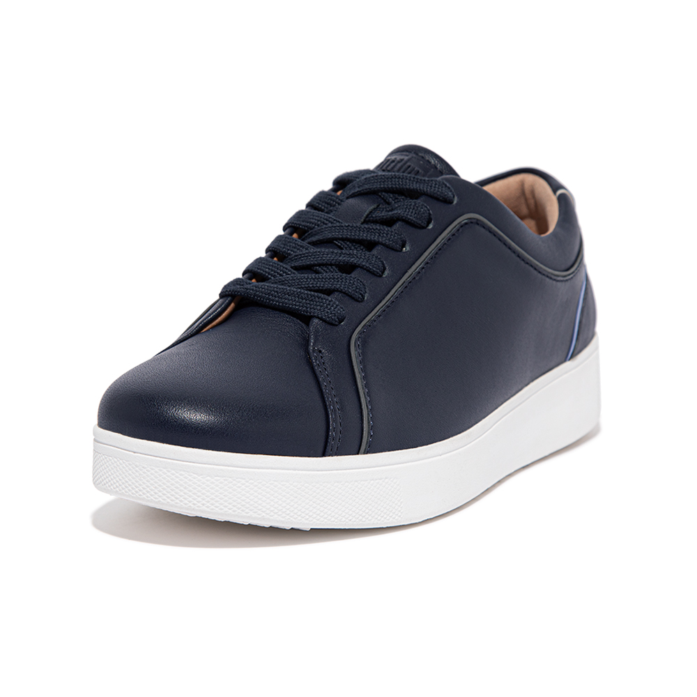 【FitFlop】RALLY PIPING LEATHER TRAINERS 運動風滾邊設計休閒鞋-女(柔和灰) 歷史價格詳細信息