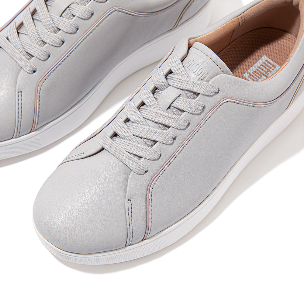 【FitFlop】RALLY PIPING LEATHER TRAINERS 運動風滾邊設計休閒鞋-女(柔和灰) 歷史價格詳細信息