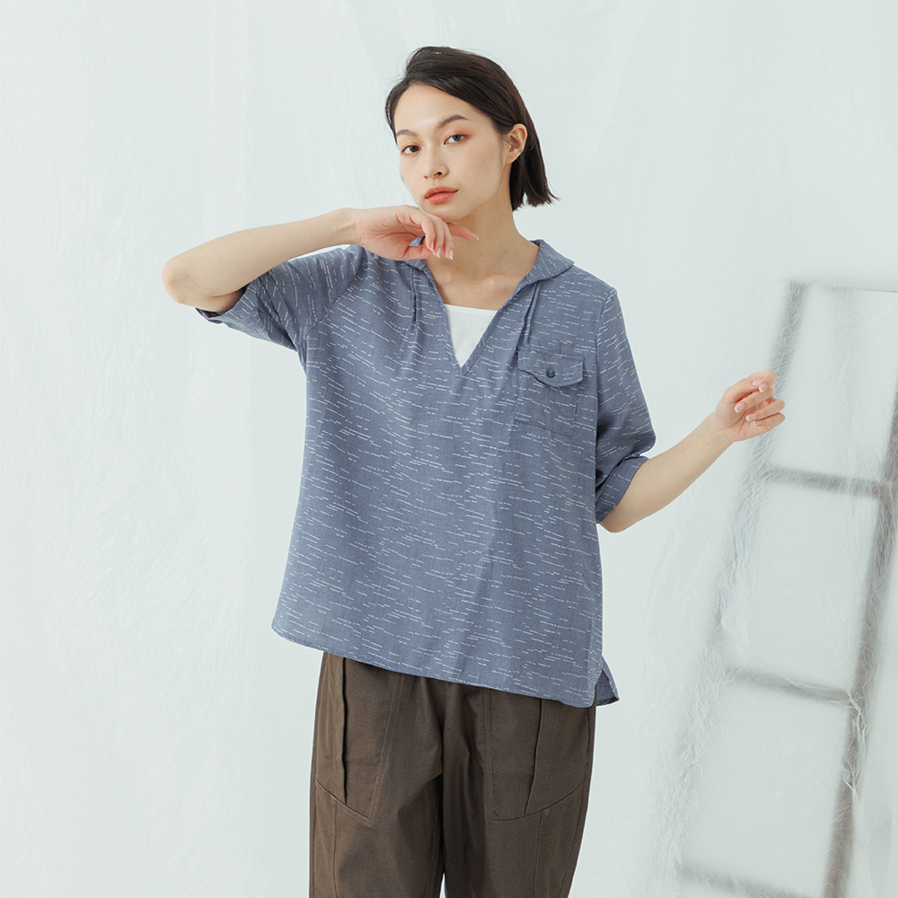【MOSS CLUB】假兩件輕柔V領打褶七分袖上衣 藍 白(魅力商品) 歷史價格詳細信息