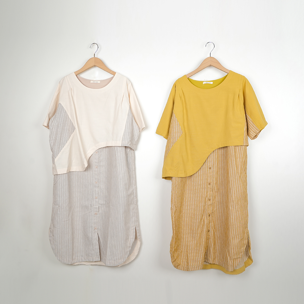【MOSS CLUB】假兩件輕柔V領打褶七分袖上衣 藍 白(魅力商品) 歷史價格詳細信息