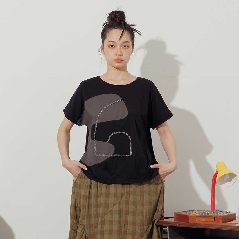 【MOSS CLUB】異材質幾何圖型拼接-女短袖上衣 拼接 深藍 黑 咖(三色/版型適中) 歷史價格詳細信息