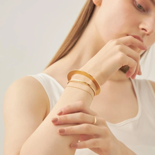 【ete】圓圈交錯簡約C型夾式耳環(金色) 歷史價格詳細信息