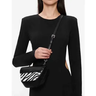 小CK 手拿+斜背 兩用 包  出清（揹帶????️調整） 歷史價格詳細信息