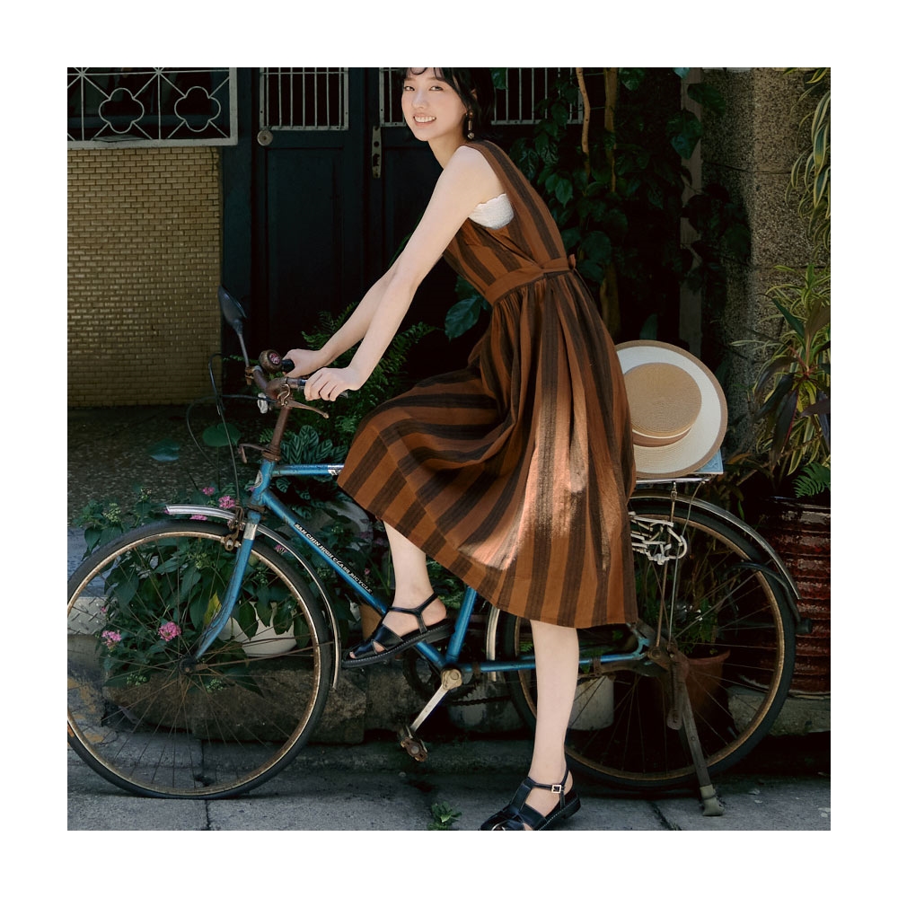 【OB 嚴選】純棉條紋小V領傘襬拋袖上衣 《AB18717》 歷史價格詳細信息