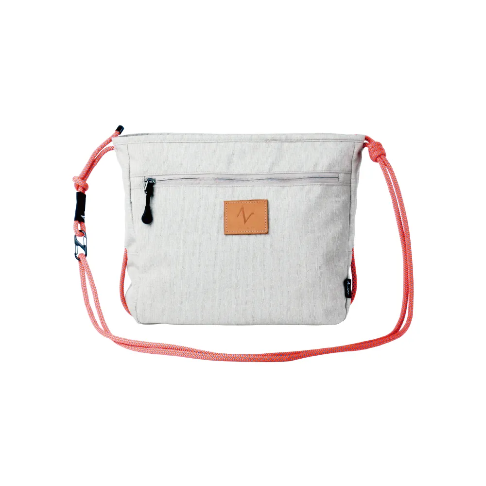 Yucca『BEST最佳精選』CD 操弄著宛如虹光般炫技嗓音的古典樂跨界歌姬 融合搖滾 歌劇 流行樂等多重元素 正版全新 歷史價格詳細信息