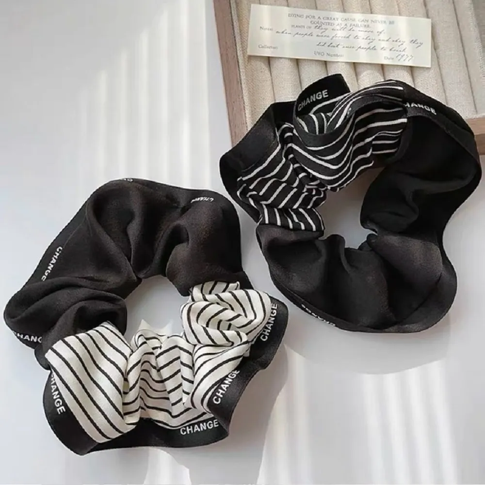 文革雙色扁柿壺，四字「鑰匙中」款 文革雙色扁柿壺蓋有嗑傷介意勿下標 歷史價格詳細信息