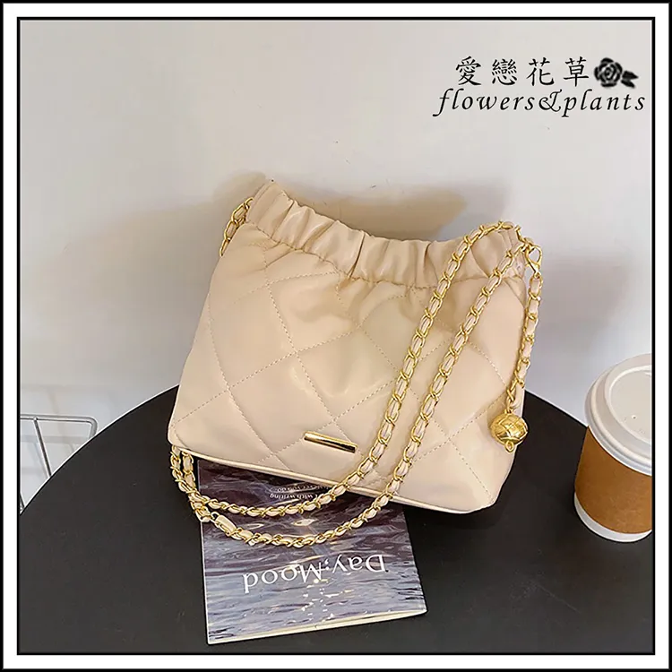 【愛戀花草】小香風軟皮硬箱迷你斜背包 (白色/黑色、小金球、隨身小包、可調節背帶、A017) 歷史價格詳細信息