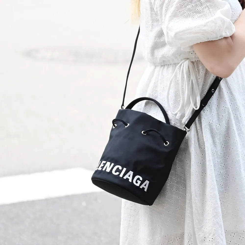 BALENCIAGA 巴黎世家 619458 簡約電繡LOGO帆布迷你兩用水桶包.黑 歷史價格詳細信息