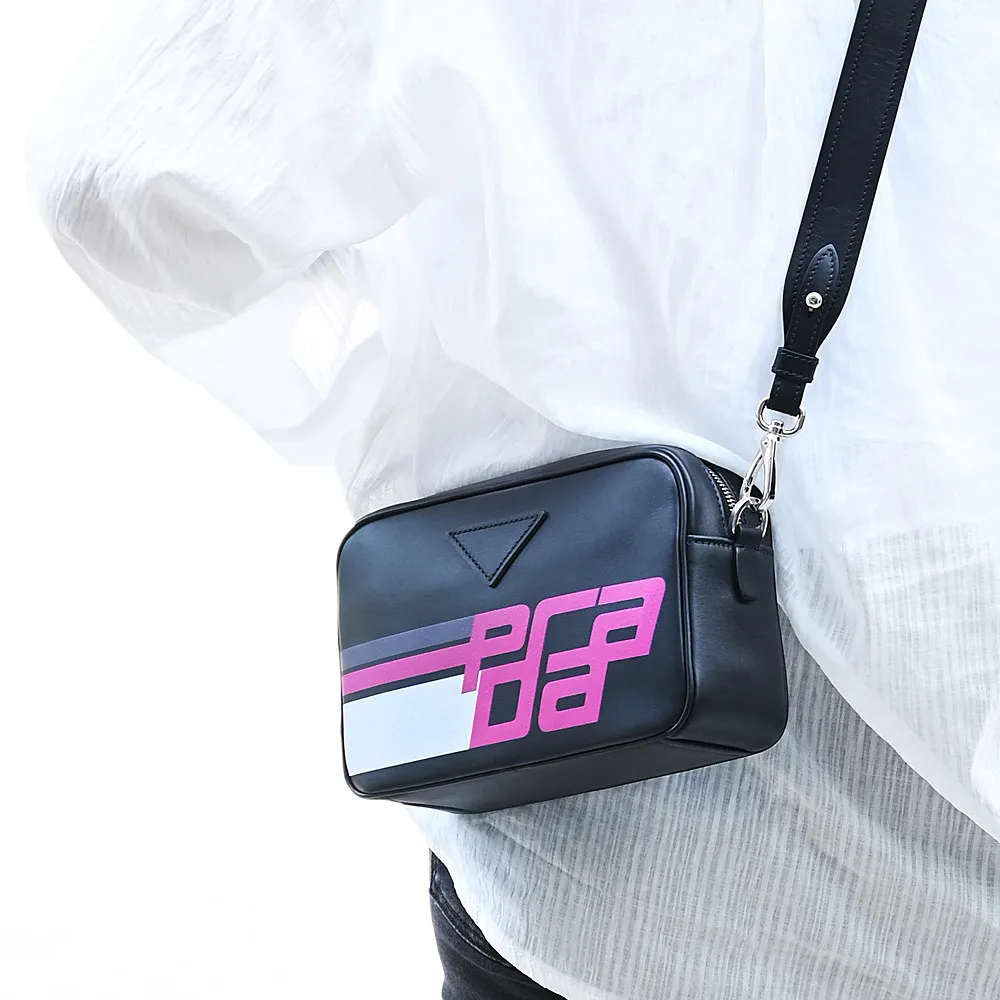 PRADA 黑斜紋皮革側邊三角標誌翻蓋斜背包 歷史價格詳細信息