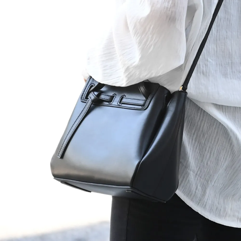 LOEWE 壓印LOGO米蘭意象水果蛋糕牛皮鑰匙圈吊飾 歷史價格詳細信息