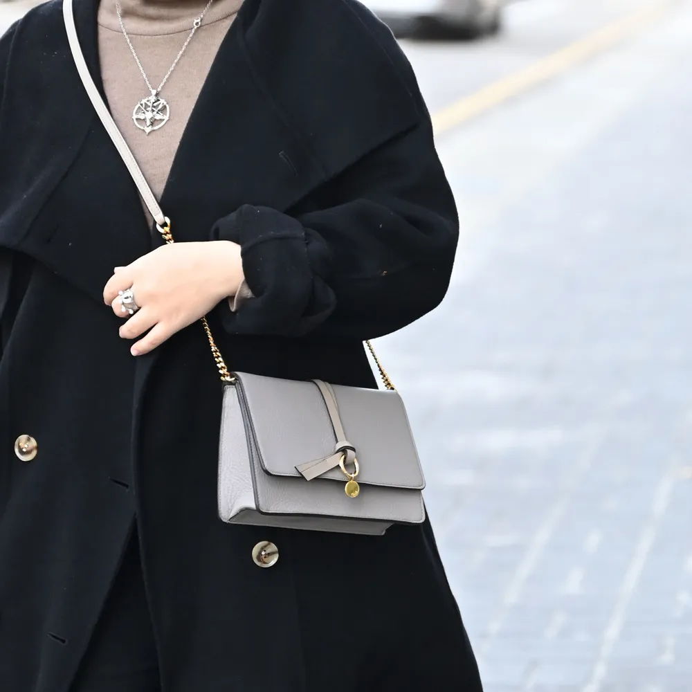 Chloe ALPHABET 燙金 LOGO 小牛皮拉鍊短夾(黑色) 歷史價格詳細信息