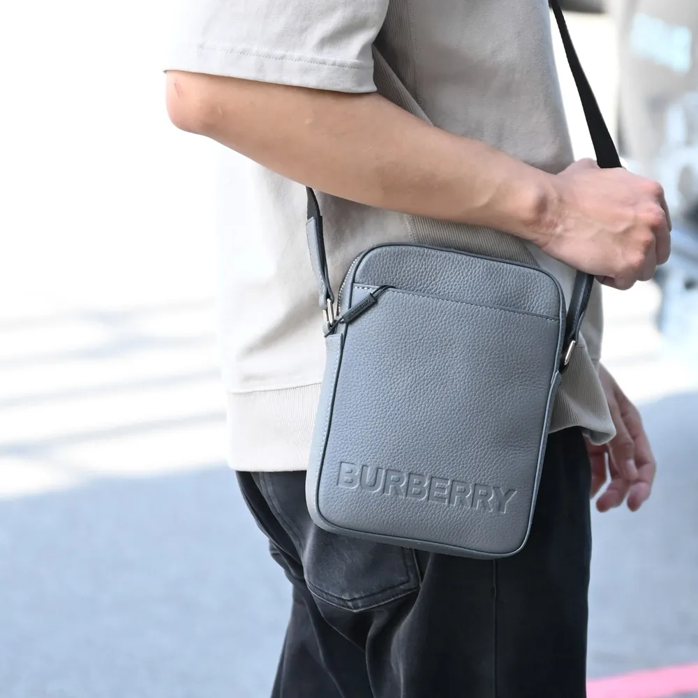 BURBERRY 8052840 燙印LOGO尼龍拉鍊萬用手拿包.黑 歷史價格詳細信息