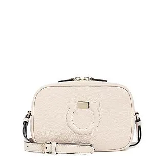 Ferragam經典男士休閒運動鞋，設有醒目的logo細節，橡膠TU鞋底面整體點綴注塑品牌徽標。兼備創新、功能性與圖形細節于一體， NO.93207 歷史價格詳細信息