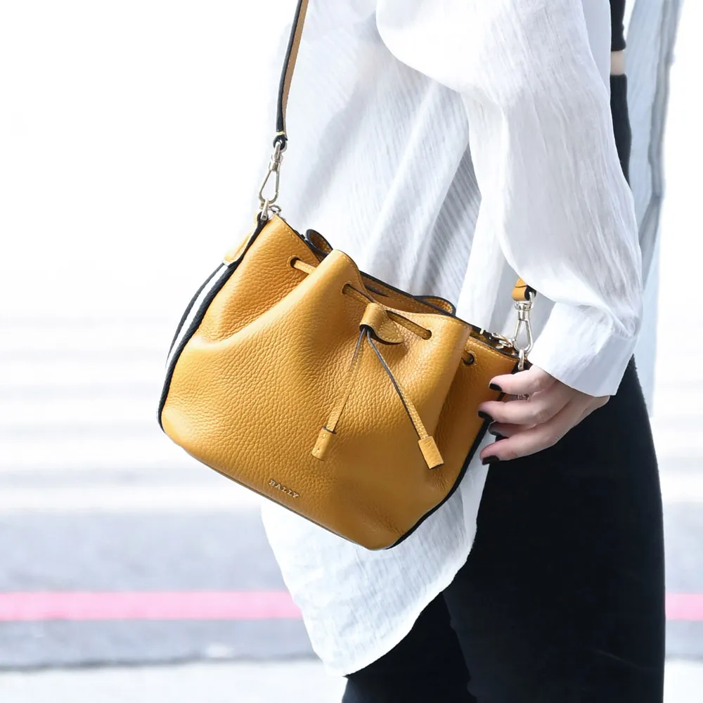 BALLY 6303085 BENERY 燙印LOGO拉鍊大手拿包.黑/灰綠 歷史價格詳細信息