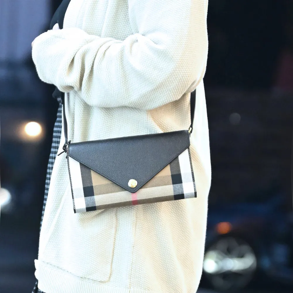 BURBERRY Hannah Icon Stripe 經典條紋皮夾式斜背包(米色/黑色) 80730731 歷史價格詳細信息