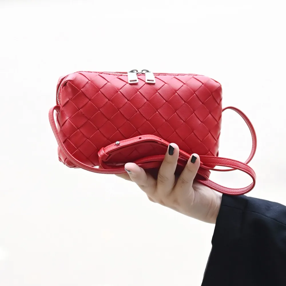 Bottega Veneta 609407 Mini Format 小羊皮斜背包 黑色 歷史價格詳細信息