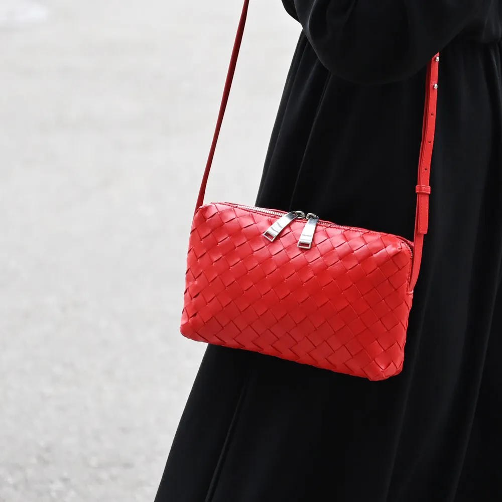 BOTTEGA VENETA 經典羊皮中格紋編織拉鍊零錢包 (黑色) 歷史價格詳細信息