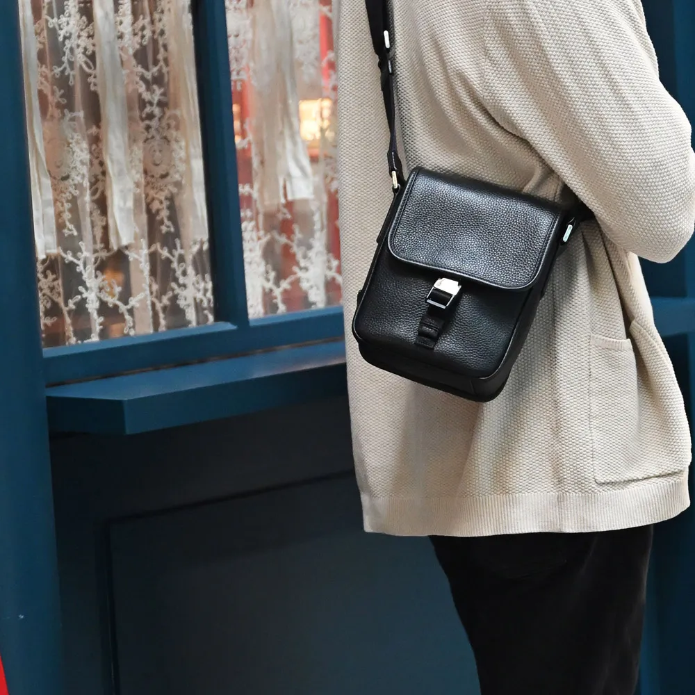 PRADA 經典三角牌LOGO單扣雙口袋大款束口尼龍後背包 (黑色) 歷史價格詳細信息