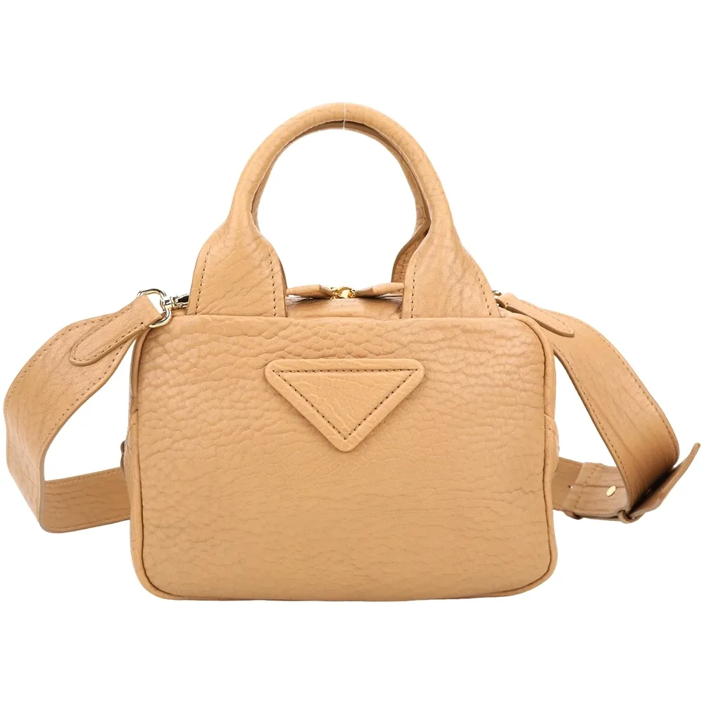 PRADA 三角框浮雕LOGO水波紋皮革ㄇ形拉鍊長夾(黑色) 1ML506 2CN0 F0002 歷史價格詳細信息