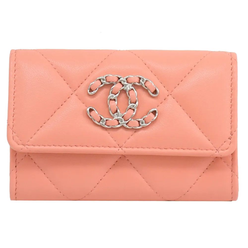 CHANEL 19系列經典金屬LOGO菱格紋小羊皮翻蓋三折短夾(黑色) 歷史價格詳細信息