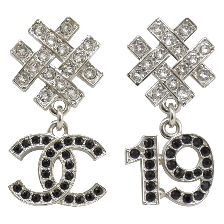 CHANEL 經典水鑽穿鍊LOGO荔枝牛皮金釦WOC手拿/斜背包 (黑色) 歷史價格詳細信息