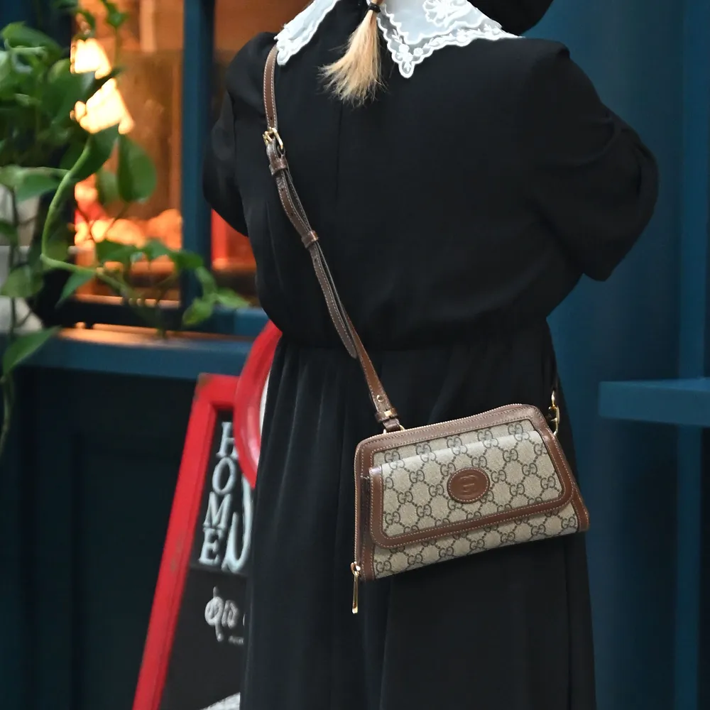 GUCCI Interlocking G Logo 塗層帆布及皮革單肩後背包/胸口包(米色/烏木色) 696016 92THG 8563 歷史價格詳細信息