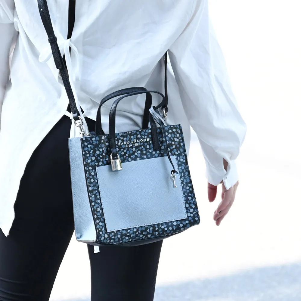 MARC JACOBS 馬克賈伯 壓印LOGO粒紋防刮扣式中夾.黑 歷史價格詳細信息