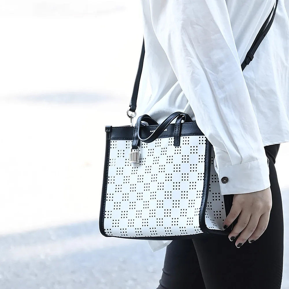 MARC JACOBS  簍空字 Logo 圍巾      特價 5500 歷史價格詳細信息