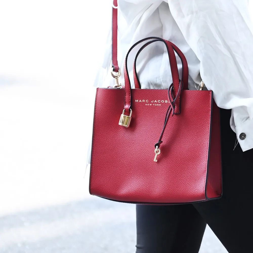 MARC JACOBS 馬克賈伯 壓印LOGO粒紋防刮扣式中夾.黑 歷史價格詳細信息