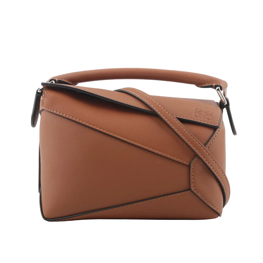 LOEWE 經典Puzzle 拼圖小牛皮Anagram 立體壓紋拉鍊零錢卡片夾 (粘土綠/奶油色) 歷史價格詳細信息