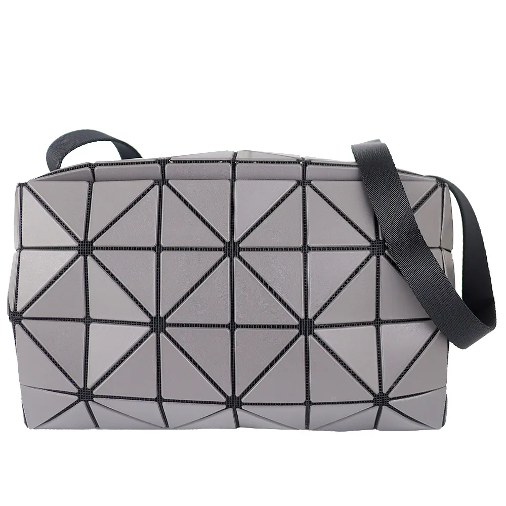 ISSEY MIYAKE 三宅一生 BAOBAO 4x6亮面手拿包-白 歷史價格詳細信息