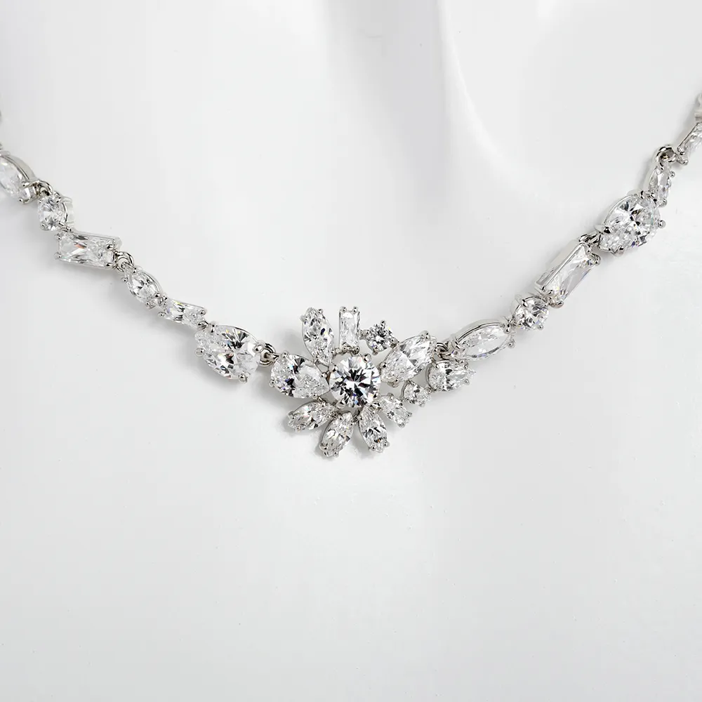 SWAROVSKI 施華洛世奇 Gema 大圈耳環, 精準切割Swarovski水晶, 漸層色, 鍍白金色 歷史價格詳細信息