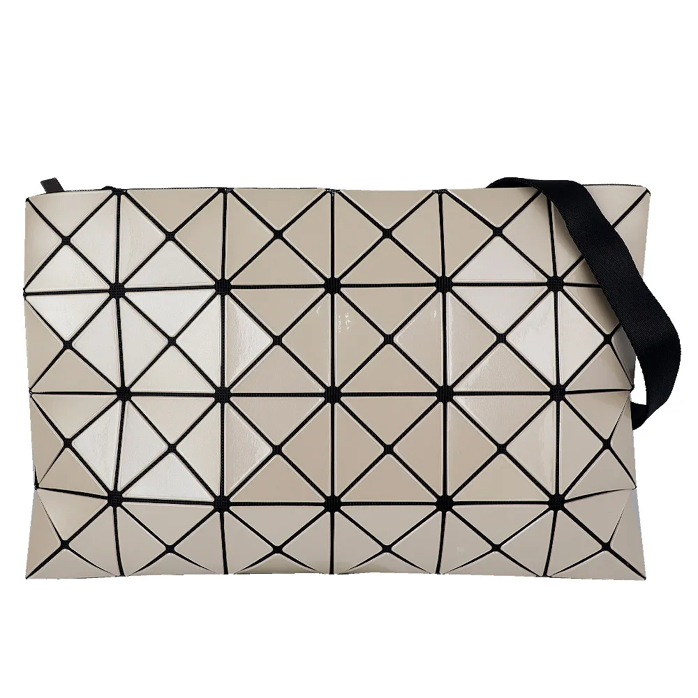 ISSEY MIYAKE 三宅一生 BAOBAO 白亮面方格3x4小斜背包 歷史價格詳細信息