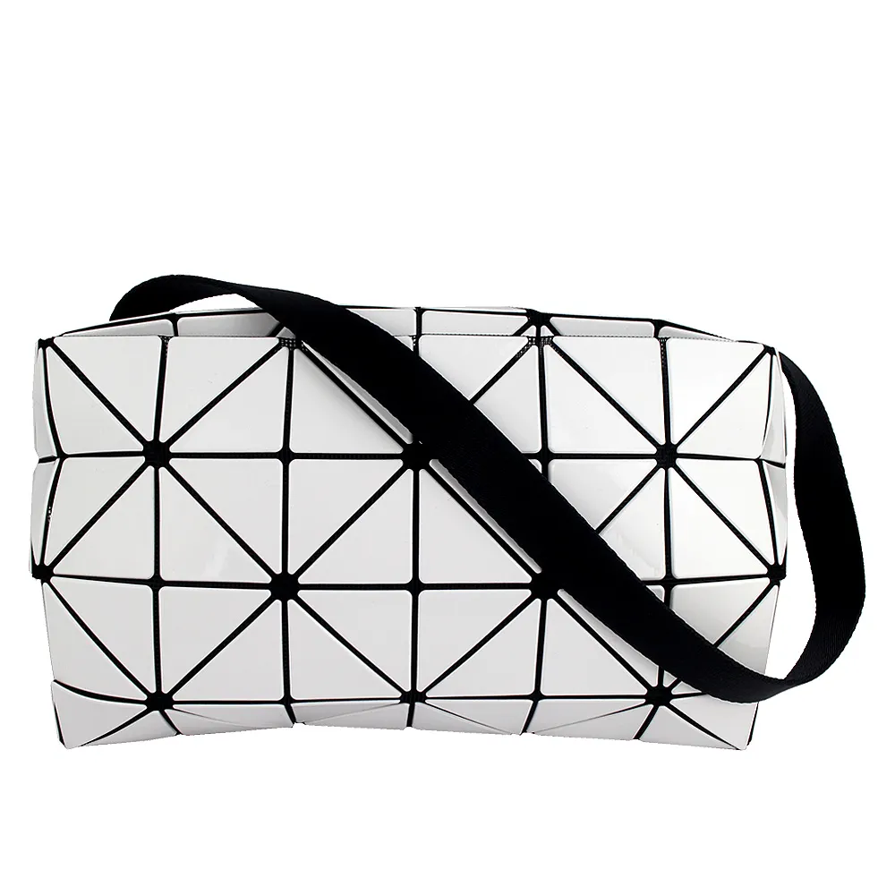 三宅一生 Issey Miyake BAOBAO 小方盒 手機包 手提包 手挽包 草綠色 免運 歷史價格詳細信息