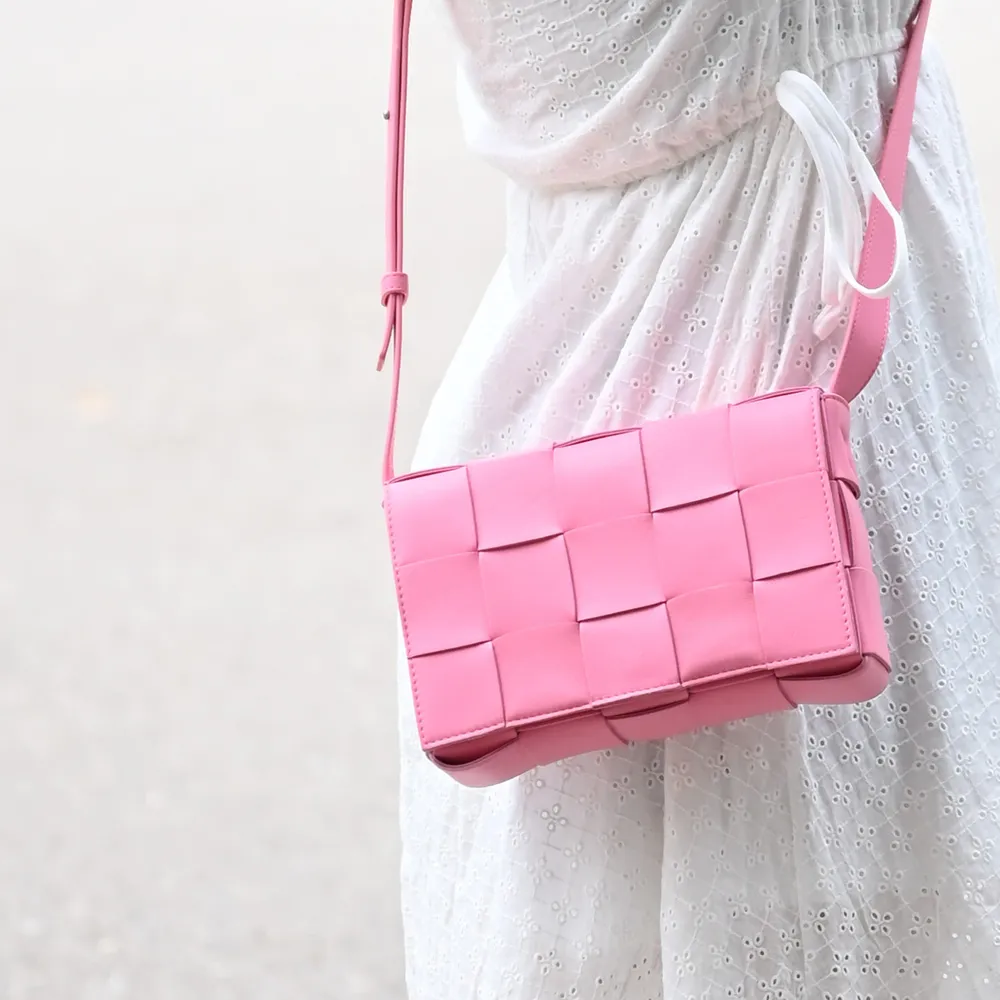 BOTTEGA VENETA Cassette 大格編織羊皮卡片夾(黑色) 歷史價格詳細信息