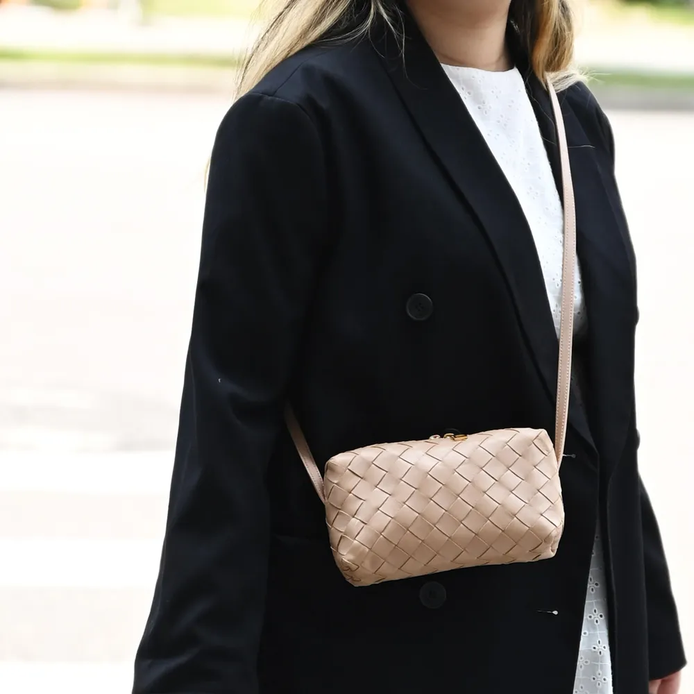 Bottega Veneta 609407 Mini Format 小羊皮斜背包 黑色 歷史價格詳細信息