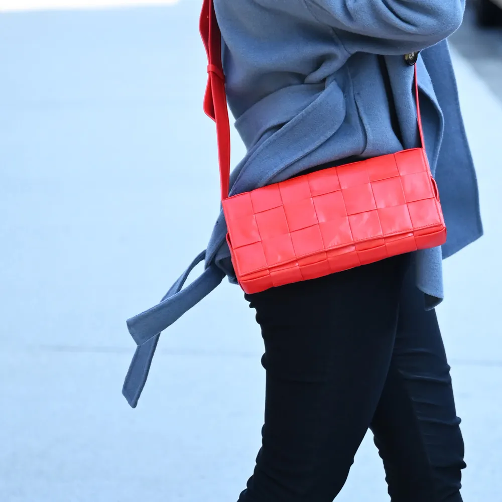 BOTTEGA VENETA Cassette 寬編織羊皮拼牛皮釦式短夾(黑色) 歷史價格詳細信息