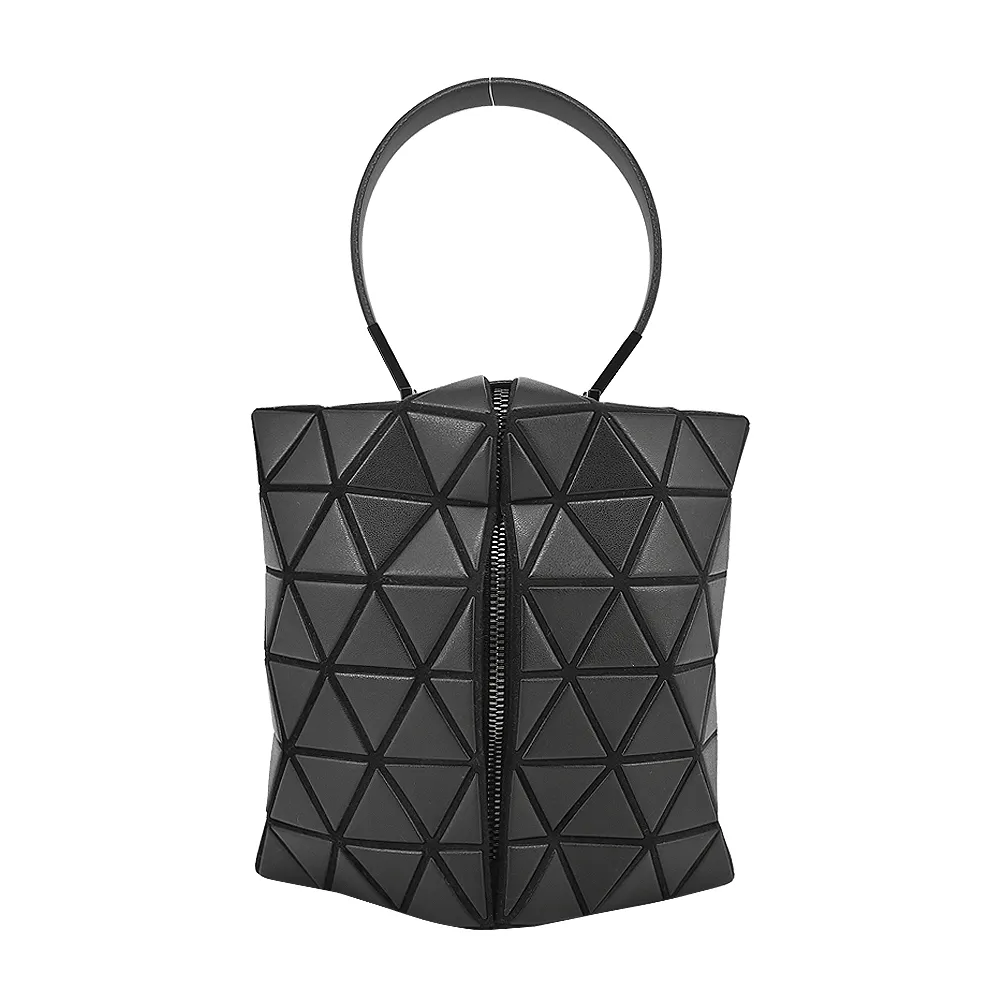 ISSEY MIYAKE 三宅一生 BAOBAO 黑亮面方格7x7側肩/手提包 歷史價格詳細信息