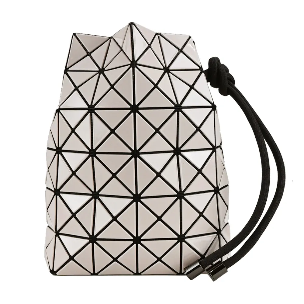 ISSEY MIYAKE 三宅一生 BAOBAO 亮面束口斜背包-白 歷史價格詳細信息