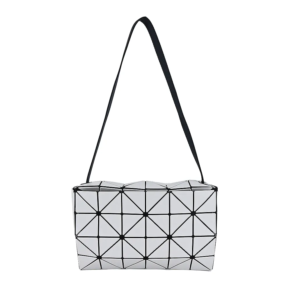ISSEY MIYAKE 三宅一生 BAOBAO 4x6亮面手拿包-白 歷史價格詳細信息