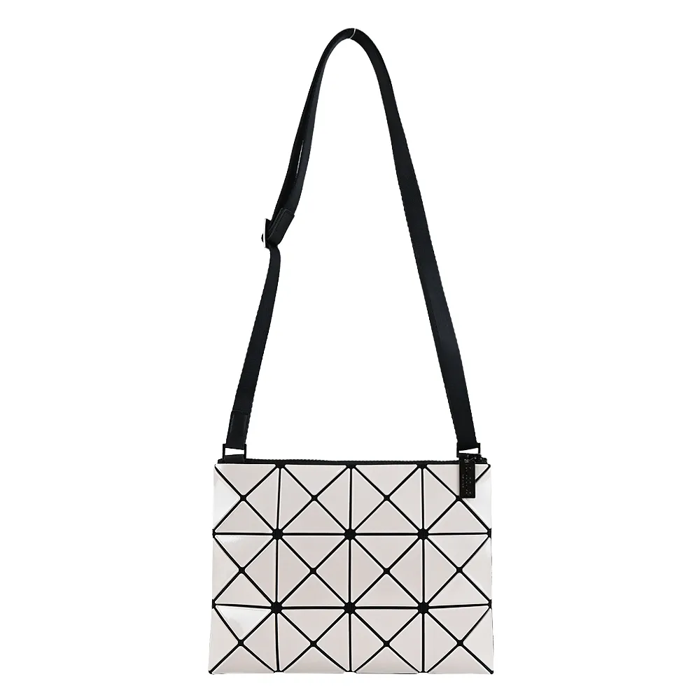 ISSEY MIYAKE 三宅一生 BAOBAO 米亮面方格4x6大斜背包 歷史價格詳細信息